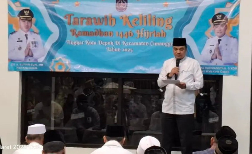 Camat Cimanggis Dody Setiawan memberikan sambutan di giat Tarling ketiga Ramadan 1446 H yang diselenggarakan Pemerintah Kota (Pemkot) Depok di Masjid Jami Al-Falah Kelurahan Cisalak Pasar, Kecamatan Cimanggis, Kota Depok, Kamis (13/03/2025). (Foto: Dok Diskominfo Kota Depok) 