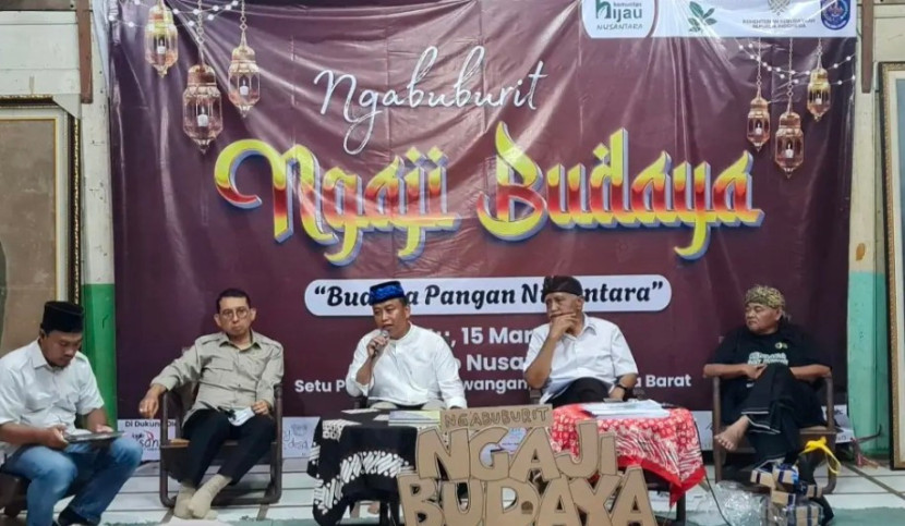 Wali Kota Depok, Supian Suri (tengah), menjadi narasumber dalam kegiatan Ngaji Budaya bertema Budaya Pangan Nusantara di Joglo Nusantara, Situ Pengasinan, Kecamatan Sawangan, Kota Depok, Sabtu (15/03/2025). (Foto : Dok Diskominfo Kota Depok).