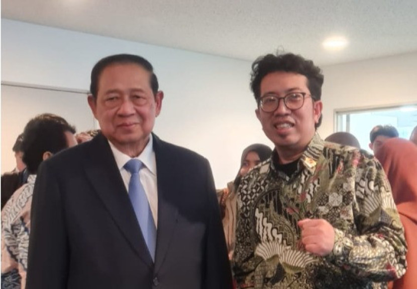 Ketua Umum PPI Jepang, Prima Gandhi saat bersama Presiden ke-6 RI Susilo Bambang Yudhoyono (SBY). (Dok Pri)