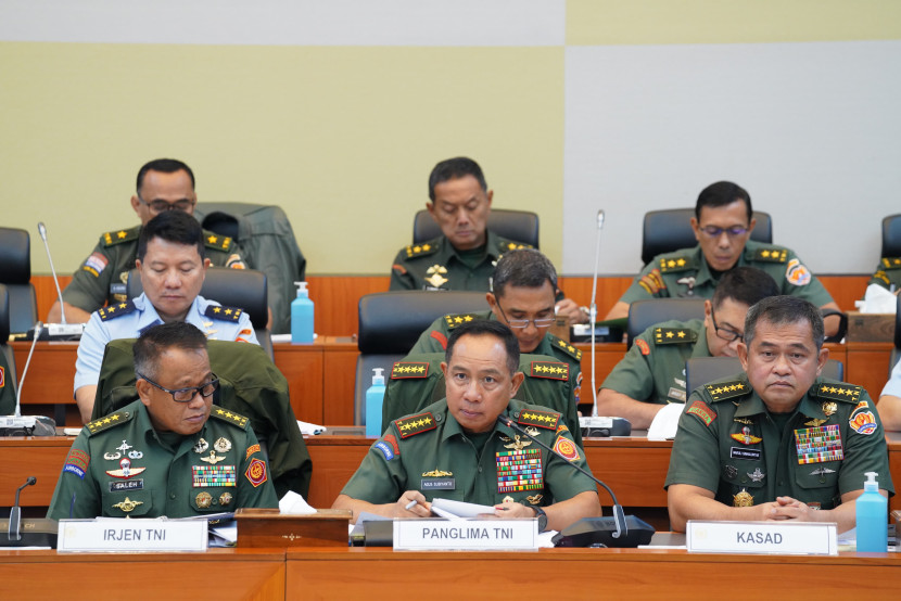 Panglima TNI Jenderal Agus Subiyanto (tengah) melakukan mutasi 86 pati TNI. Sumber: Seputar Militer