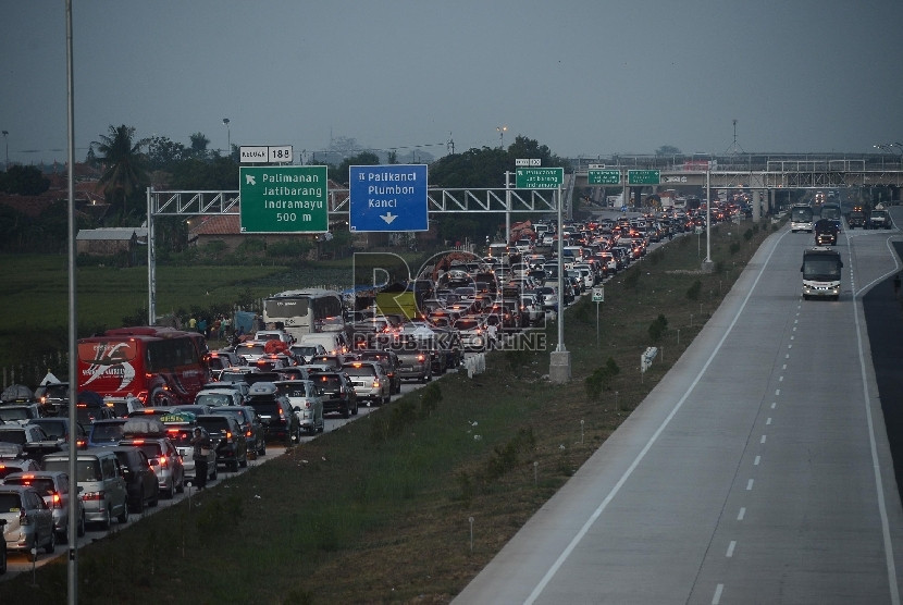 Kemacetan di Tol Cipali saat arus mudik beberapa tahun lalu. (Dok Republika)