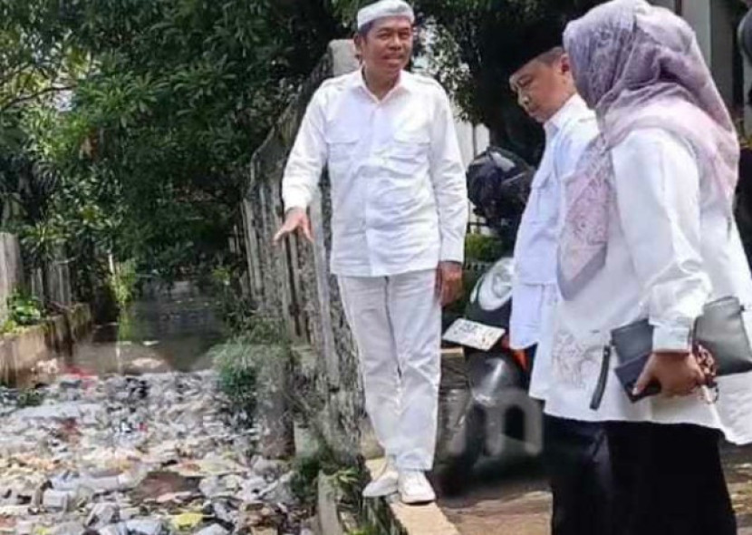 Gubernur Jabar, Dedi Mulyadi saat sidak penumpukan sampah di KCT Balai Kota Depok. Tampak Wali Kota Depok, Supian Suri dan Kepala Dinas PUPR Kota Depok, Citra Indah Yulianty. (Foto: Dok RUZKA INDONESIA) 