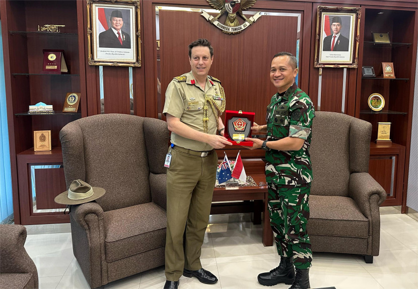 Aslog Panglima TNI Mayjen Candra Wijaya bersama Brigjen Micah Batt. Sumber: Seputar Militer