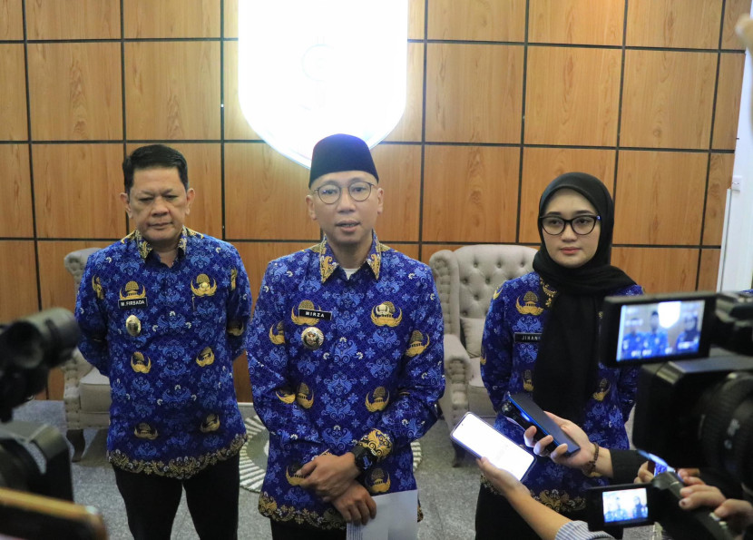 Gubernur Lampung Rahmat Mirzani Djausal (tengah) memberikan keterangan kepada wartawan terkait THR pegawai. (Foto: SumatraLink.id/Diskominfotik Lampung)