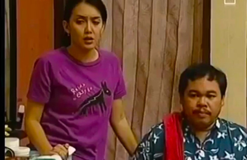 Rieke Diah Pitaloka berakting sebagai Oneng bersama Mat Solar di sitkom Bajai Bajuri yang cukup populer yang tayang di Trans TV pada 2002-2007. (Foto: screenshot sitkom Bajaj Bajuri) 