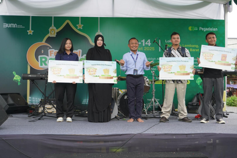 Penyerahan hadiah Undian Badai Emas Periode III di Alun-alun Lembang.