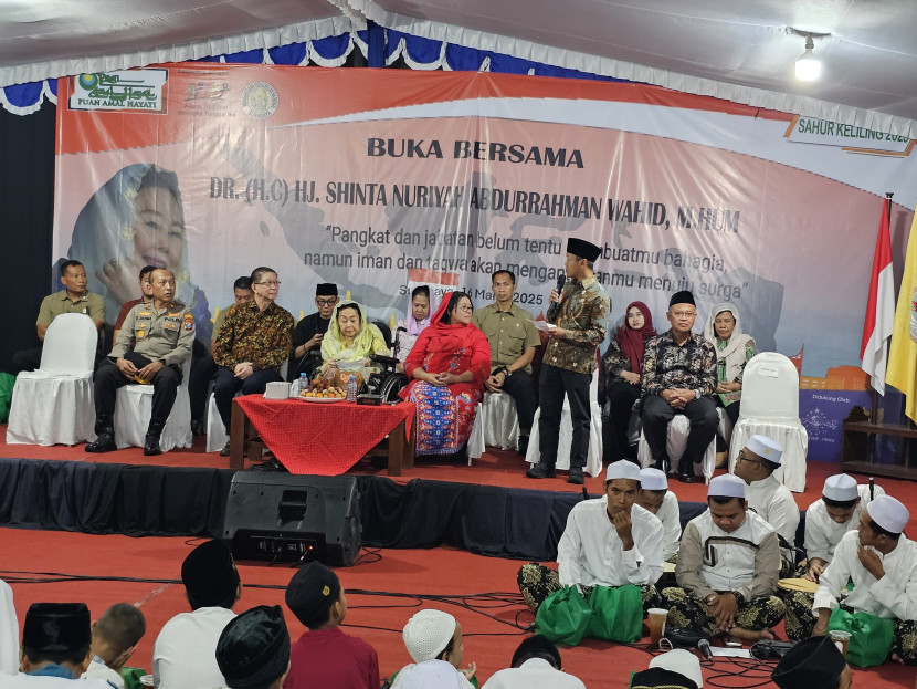 Wamendikdasmen Fajar Riza Ul Haq berbuka puasa bersama dengan Ibu Negara ke-4 Dr (HC) Sinta Nuriyah Abdurrahman Wahid, Ahad (16/03/2025). Foto : dok kampusiana