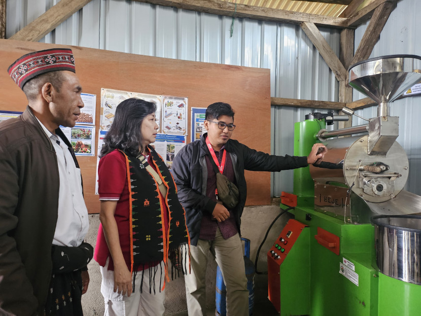 Petani kopi Manggarai Timur, NTT, Damianus Salus (kiri) didampingi Koordinator LPB YDBA, Rahmat Faisal Gunawan (kanan) menunjukkan proses roasting kopi kepada Sekretaris Pengurus YDBA, Ema Poedjiwati Prasetio, beberapa waktu lalu. (Foto: Dok Ruzka Indonesia/YDBA)