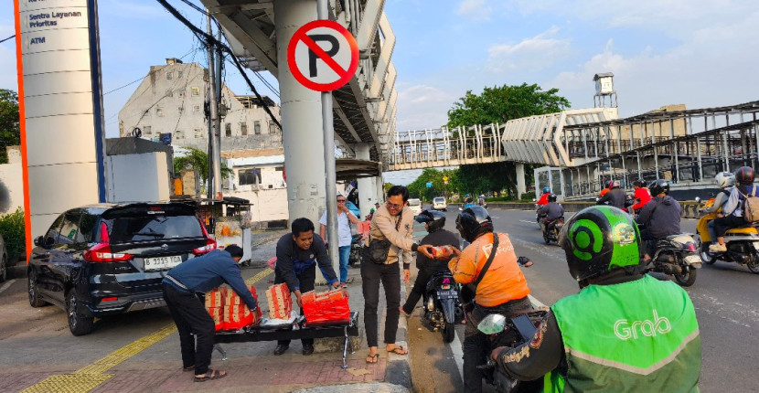 Karyawan BRI Cabang Rawamangun bagi-bagi takjil. (Foto: Dok BRI Cabang Rawamangun) 