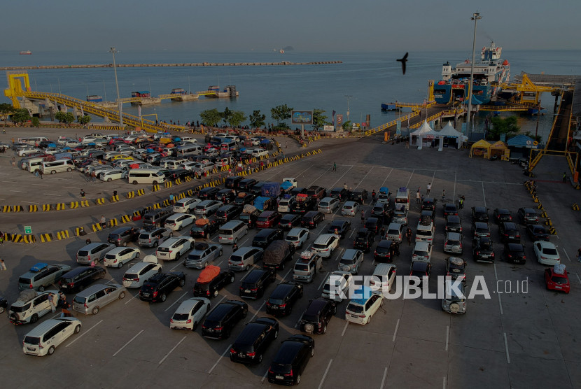 Foto aerial deretan kendaraan pemudik antre saat akan menaiki kapal di Dermaga 5 Pelabuhan Merak, Cilegon, Banten, Rabu (19/4/2023). (Dok Republika)