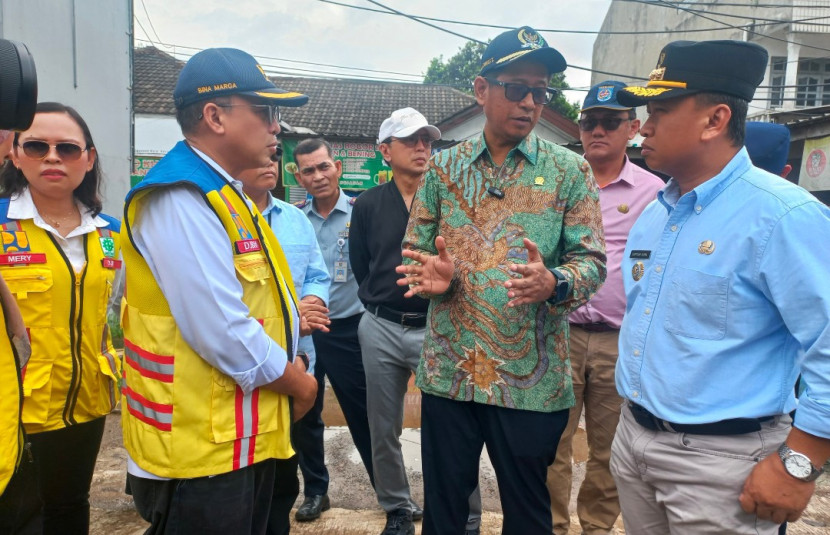 Anggota DPR RI Fraksi PKB, Sudjatmiko (tengah) sedang berbincang dengan Wali Kota Depok, Supian Suri terkait rencana pelebaran Jalan Raya Sawangan. (Foto: Dok RUZKA INDONESIA) 