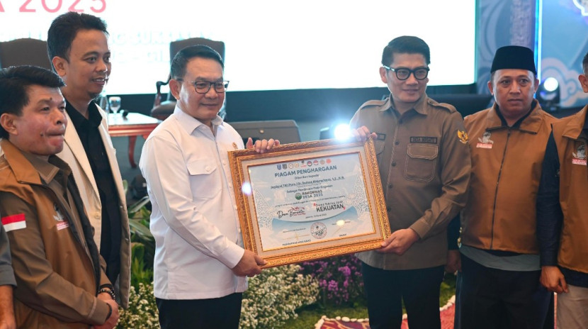 Penasihat Khusus Presiden Bidang Pertahanan Nasional dan Ketua KKIP. Jenderal TNI (Purn) Prof. Dr Dudung Abdurachman menerima piagam penghargaan dari DPP Desa Bersatu. (Foto: Dok RUZKA INDONESIA) 