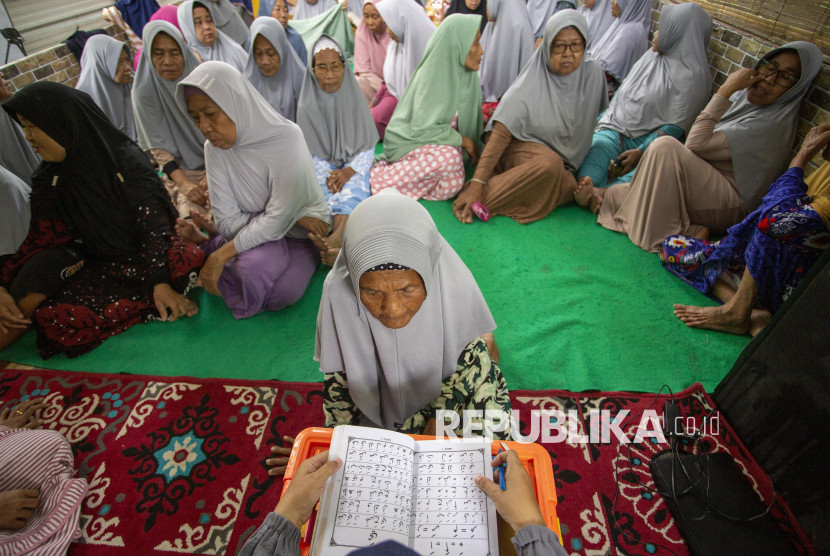 Warga lanjut usia (lansia) belajar mengaji saat mengikuti Pesantren Ramadhan Lansia di Desa Tegalurung, Indramayu, Jawa Barat, Selasa (11/3/2025).