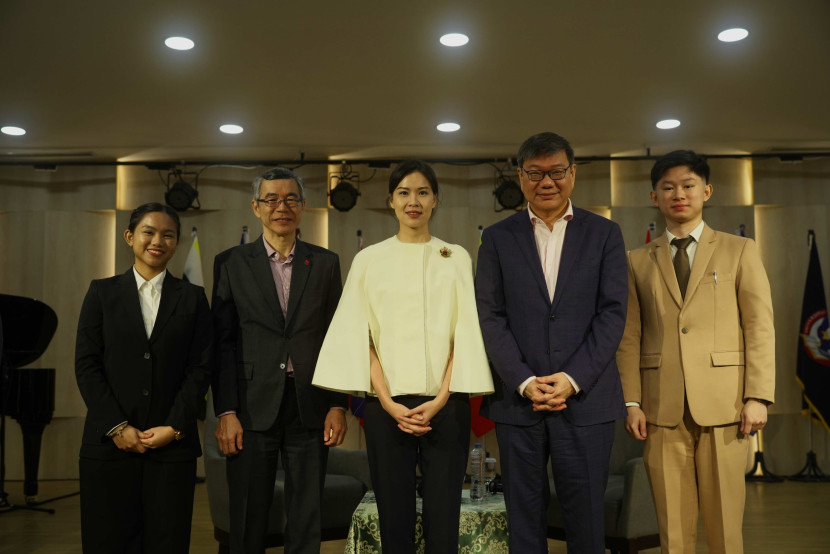 (Ka-Ki) Pemberian Cinderamata dari UPH kepada Singapore Polytechnic diberikan oleh Dr Stephanie Riady, BA, MEd, selaku President of UPH kepada Soh Wai Wah, Principal dan CEO Singapore Polytechnic. (Dok UPH)