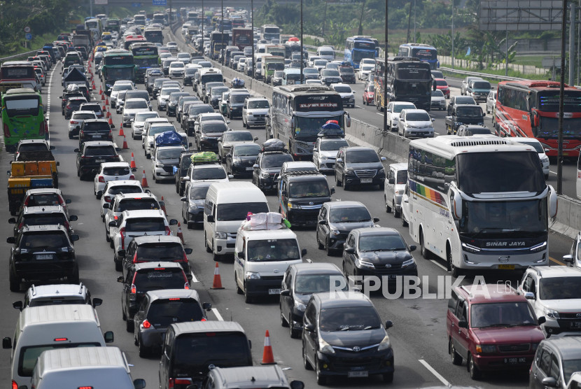 Sejumlah kendaraan arus balik arah Jakarta terjebak kemacetan di Tol Jakarta-Cikampek (Japek), Karawang Timur, Jawa Barat.