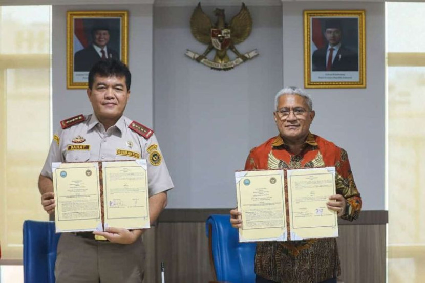 Kepala BNN Komjen Pol Marthinus Hukom (kanan) bersama Kepala Barantin Sahat Panggabean usai penandatanganan nota kesepahaman di Jakarta, Selasa (18/3/2025). (Foto: Dok BNN)