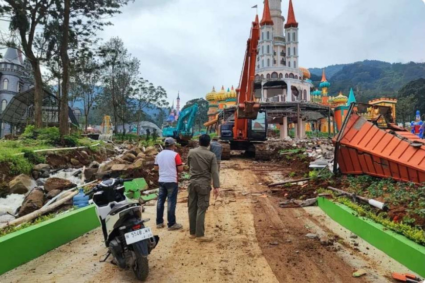 Pembongkaran Wahana wisata Hybisc Fantasy di Puncak, Bogor. Foto: Dok Humas Jabar