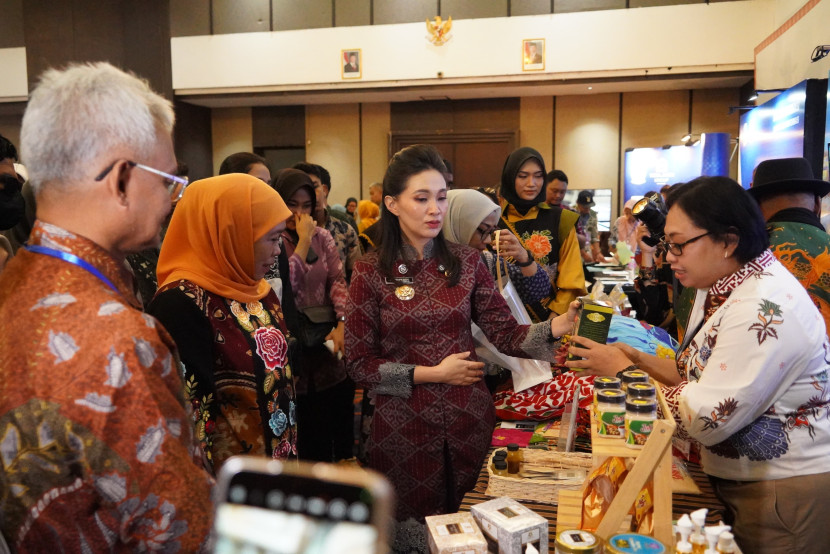 Gubernur Jatim Khofifah Indar Parawansa mengunjungi salah satu stand UMKM binaan Bank Jatim pada Misi Dagang Ternate