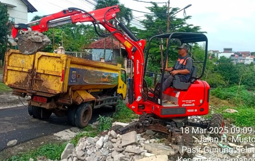 Dinas PUPR Kota Depok terjunkan alat berat spider mini untuk angkut material longsor turap di Jalan Ngarai RT 04 RW 07, Kelurahan Pasir Gunung Selatan (PGS), Kecamatan Cimanggis, Kota Depok. (Foto: Dok Diskominfo Kota Depok) 