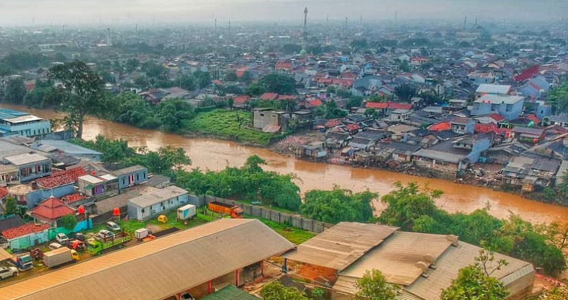 Bentaran Kali Bekasi yang diduga sudah bersertifikat. (Foto: Dok RUZKA INDONESIA) 