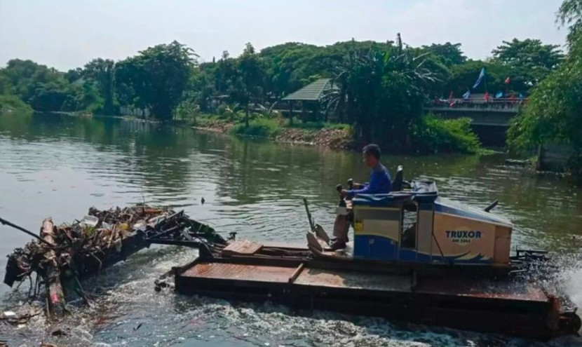 Situ Pangerangan Depok sedang dibersihkan dari sampah. (Foto: Dok RUZKA INDONESIA) 