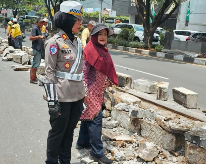 Kepala Dinas PUPR Kota Depok, Citra Indah Yulianty didampingi Kanit Kamsel Satlantas Polrestro Depok, AKP Elly Padiansari sedang meninjau pembongkaran pembatas jalan di Jalan Raya Margonda agar lebih lebar. (Foto: Dok RUZKA INDONESIA) 