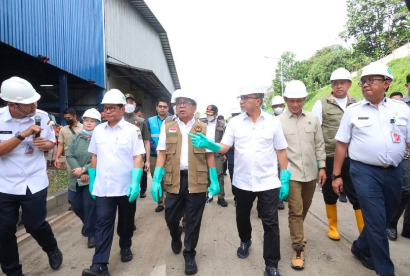 Wali Kota Bekasi, Tri Adhianto mendampingi kunjungan kerja Menko Pangan Zulkifli Hasan, Menko PMK, Pratikno, Menteri Lingkungan Hidup, Hanif Faisol Nurofiq, Kepala BNPB, Letjen TNI Suharyanto, dan Gubernur DKI Jakarta, Pramono Anung. (Foto: Dok RUZKA INDONESIA) 