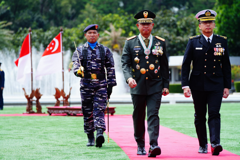 Panglima TNI Jenderal Agus Subiyanto bersama KSAL Singapura Laksda Sian Wet Jianmen. Sumber: Seputar Militer