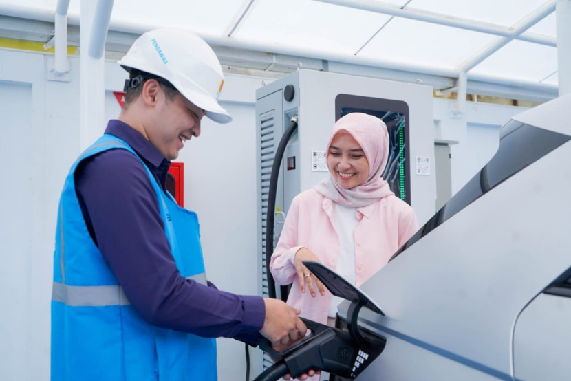 Ilustrasi pengisian kendaraan listrik di salah satu Stasiun Pengisian Kendaraan Listrik Umum (SPK LU). (Foto: PLN) 