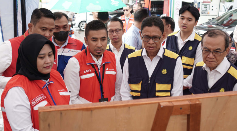 Wamen ESDM Yuliot didampingi Direktur SDM dan Penunjang Bisnis Pertamina Patra Niaga, Mia Krishna Anggraini, meninjau Integrated Terminal Pontianak, SPBE Pesona Asia Gas, dan SPBU 64.78.203 Pontianak. (Foto: Dok RUZKA INDONESIA)