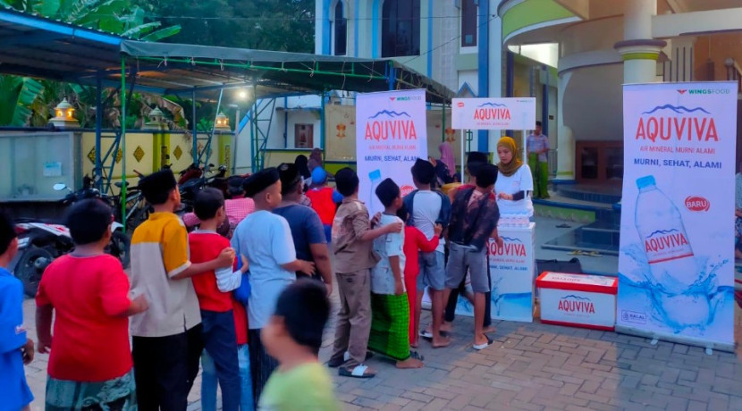 Jamaah masjid antri untuk mendpatkan air mineral dalam program AQUVIVA Berbagi Sejuknya Ramadhan. (Foto: Dok RUZKA INDONESIA) 