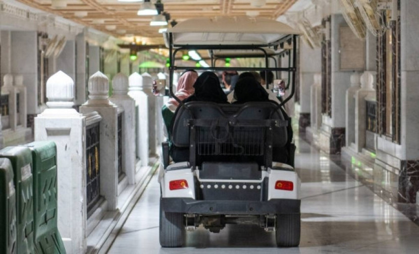 Mobil golf untuk membantu mobilitas jamaah di Masjidil Haram, Makkah, Arab Saudi. Foto: Saudi Gazette