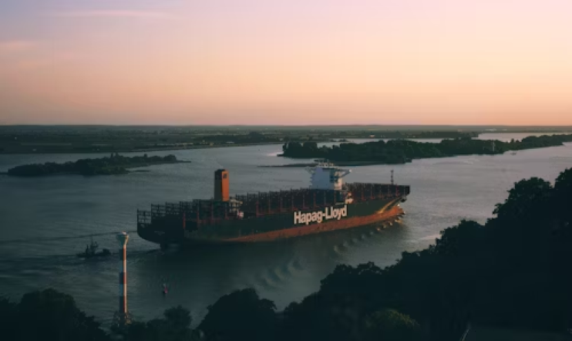 Ilustrasi kapal Hapag-Lloyd. Sumber: Unsplash/Christian Lue