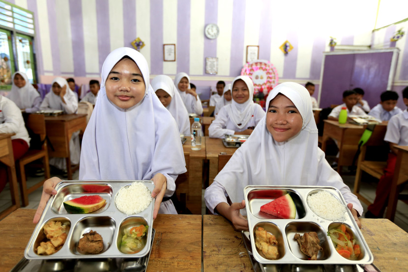 Siswa memperoleh makanan bergizi gratis di sebuah sekolah, beberapa waktu lalu. (Foto: Ist) 