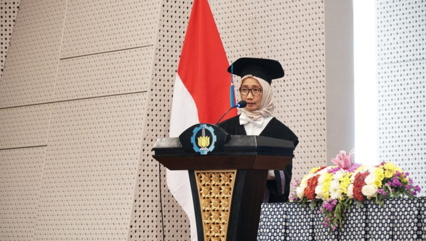 Prof Ir Hera Widyastuti MT PhD memperkenalkan Model of Queuing in the Railway Level Crossings untuk mengatasi penumpukan kendaraan pada perlintasan sebidang jalur kereta api. (Dok ITS)