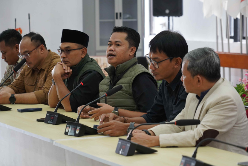 KPU Jatim menggelar sesi konferensi pers terkait kesiapan Pemungutan Suara Ulang (PSU) di Kabupaten Magetan. Konferensi pers digelar di Kantor KPU Magetan, Jumat (21/3/2025). Foto Dok. Humas KPU Jatim