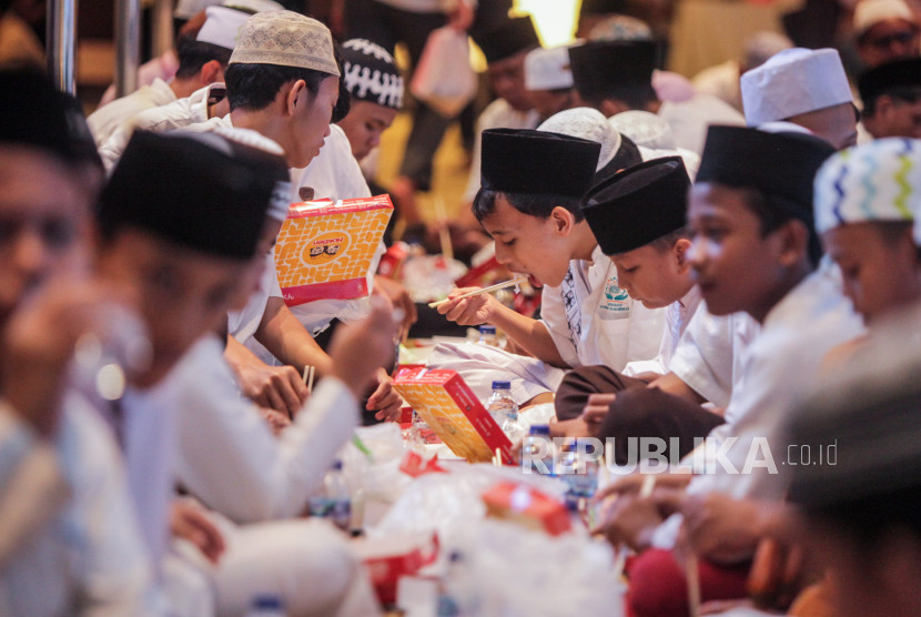 Buka puasa bersama. (Foto: Republika.co.id/Putra M Akbar)