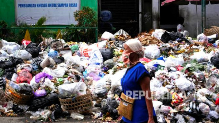 DLHK.Kota Depok menyiagakan 500 petugas kebersihan (Pesapon) serta puluhan armada pengangkut sampah untuk mengantisipasi peningkatan volume sampah selama libur Lebaran Idul Fitri 1446 Hijriah. (Foto: Dok REPUBLIKA) 