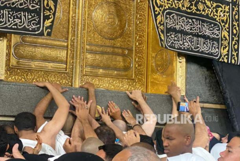 Jamaah umroh berlomba-lomba mendapatkan tempat mustajab di Masjidil Haram. Foto: Republika/Karta Raharja Ucu