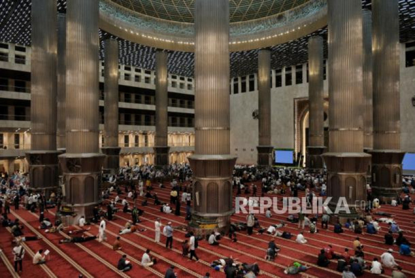 Suasana itikaf di Masjid Istiqlal, Jakarta, Jumat dini hari (14/4/2023). Foto: Republika/Thoudy Badai