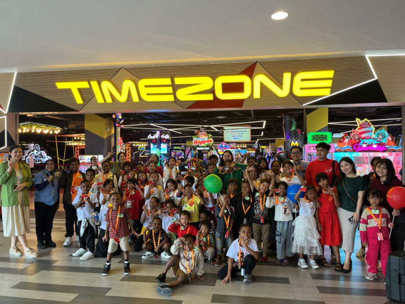 Timezone berbagi dengan anak yatim piatu di La Piazza Sumber:timezone