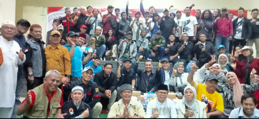 Anggota DPRD Kota Depok dari Fraksi Gerindra, Turiman bersama ratusan wartawan, aktivis LSM dan Ormas foto bersama jelang berbuka puasa. (Foto: Dok RUZKA INDONESIA) 