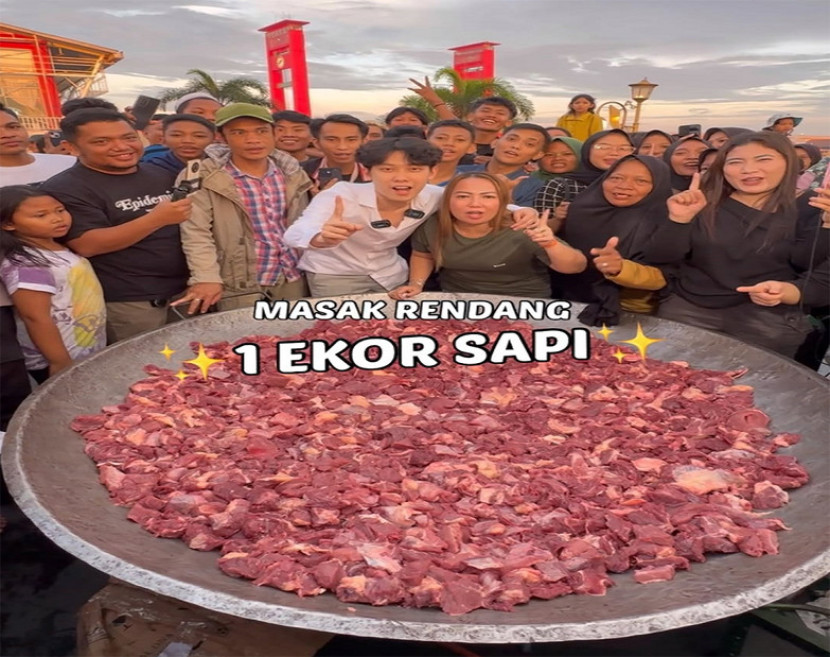Willie Salim dengan daging sapi yang akan dimasak menjadi rendang di pelataran Benteng Kuto Besak, Palembang. (FOTO: Tangkapan Layar IG @willie27_) 