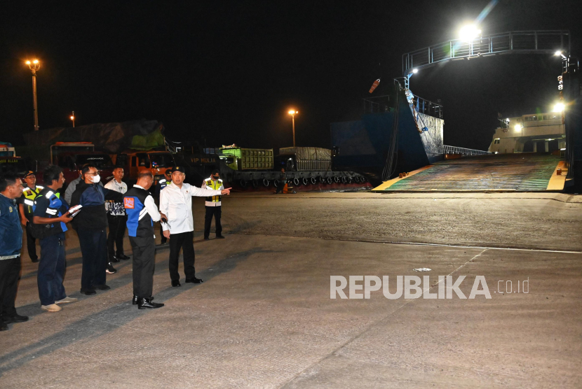 Menteri Perhubungan Dudy Purwagandhi meninjau kesiapan di Pelabuhan Merak, Banten, Sabtu (22/3/2025). Sumber: Kemenhub via Republika