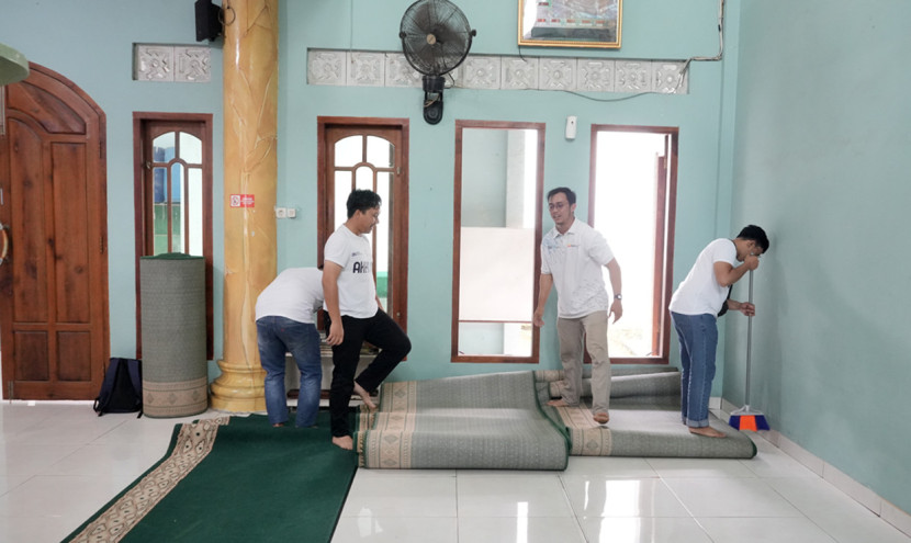 Relawan Bukit Asam pada kegiatan SObar Ramadan melakukan bersih-bersih masjid. (FOTO: Humas PTBA)