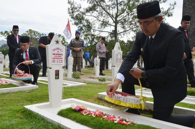 Wali Kota Bandung Muhammad Farhan bersama Forkopimda melakukan tabur bunga memperingati Bandung Lautan Api (BLA), di TMP Cikutra, Kota Bandung, Senin (24/3/2025). Foto: Edi Yusuf