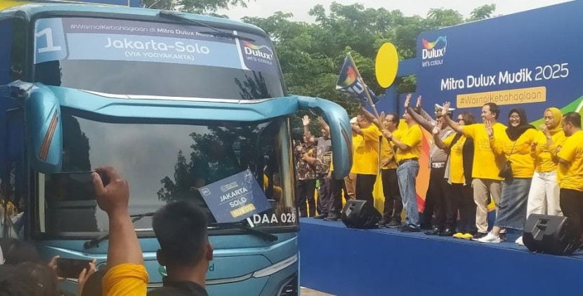 Sebanyak 800 peserta Mitra Dulux Mudik 2025 diberangkatkan dengan 12 bus ke kampung halaman dari Cibis Park di Jakarta, Selasa (25/3/2025). (Foto: Ruzka Indonesia/YBP) 