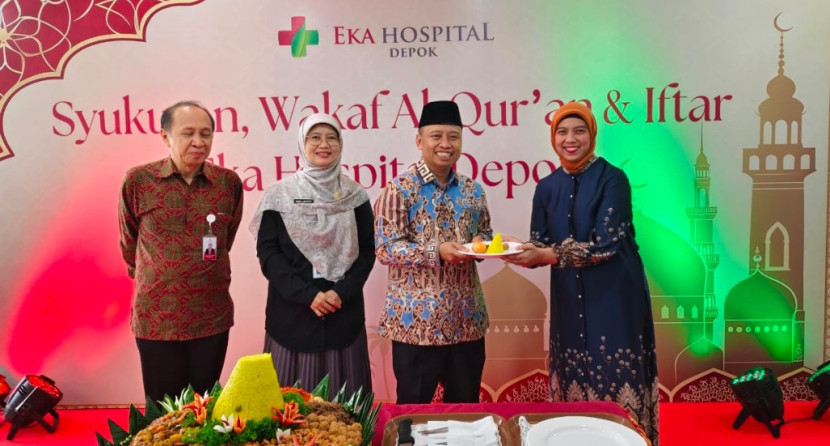 Wali Kota Depok, Supian Suri menerima potong tumpeng dari dr Audra Sheri selaku Hospital Director Eka Hospital Depok (kanan). (Foto: Dok RUZKA INDONESIA) 