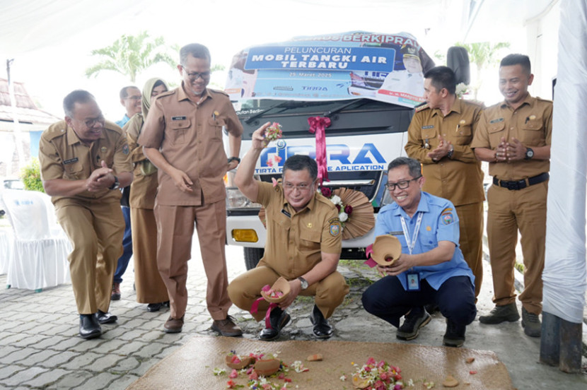 Peluncuran mobil tangki air minum Perumda Tirta Raja oleh Wakil Bupati OKU Marjito Bachri (jongkok kiri) ditandai dengan pemecahan kendi. (FOTO: Corporate Communication Tirta Raja)