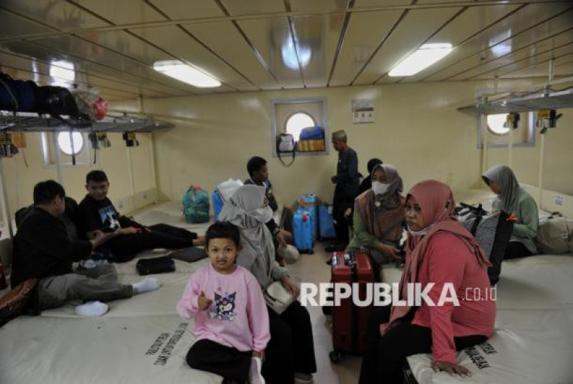 Pemudik menunggu waktu keberangkatan kapal Pelni KM Dobonsolo di Pelabuhan Tanjung Priok, Jakarta, Selasa (25/3/2025). Memasuki musim mudik lenaran 2025, Pelabuhan Tanjung Priok mulai dipadati oleh pemudik tujuan Indonesia Wilayah Timur. Foto: Republika/Thoudy Badai